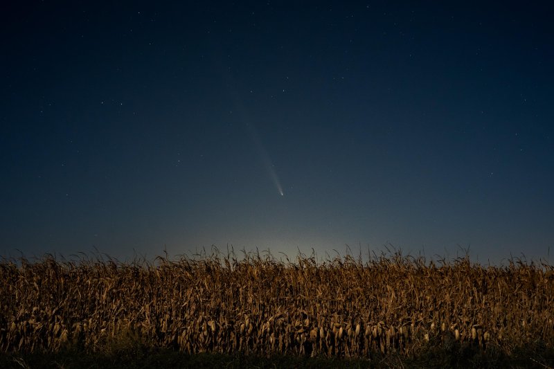 Comet Tsuchinshan-ATLAS over cornfields near Waukee, Iowa.